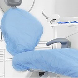 Acción de un profesional utilizando un equipo odontológico personalizado en una clínica dental moderna.