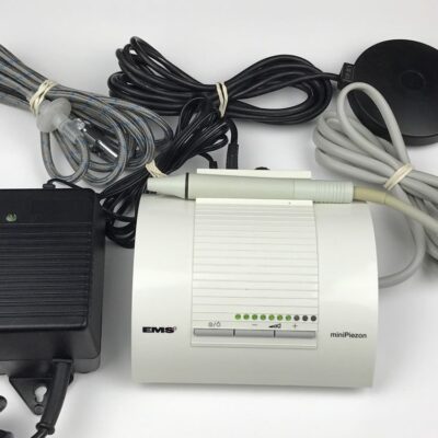 Componentes electrónicos para odontología, incluyendo mini Piezon y cables, utilizados en procedimientos dentales y tratamientos de higiene bucal.