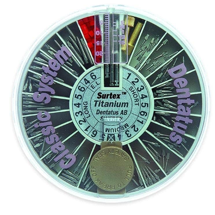 Accesible a la imagen de un carrito de instrumentos dentales de la marca Surtex Titanio Dentatus AB, con diversos instrumentos de odontología organizados en compartimentos rotatorios.