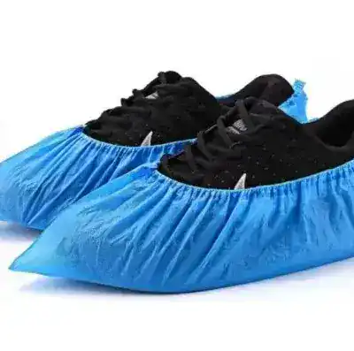 Protectores desechables para calzado odontológico, ideales para mantener la higiene en clínicas dentales y consultorios. Diseño cómodo y fácil de colocar para profesionales sanitarios.