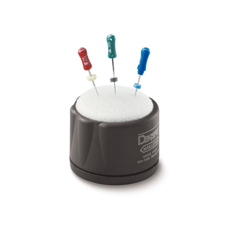 Torno de material con varios instrumentos odontológicos personalizados para procedimientos dentales especializados.