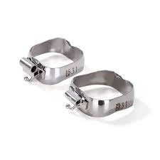 Anillos de ortodoncia personalizados de acero inoxidable para ajuste preciso y duradero en tratamientos odontológicos.