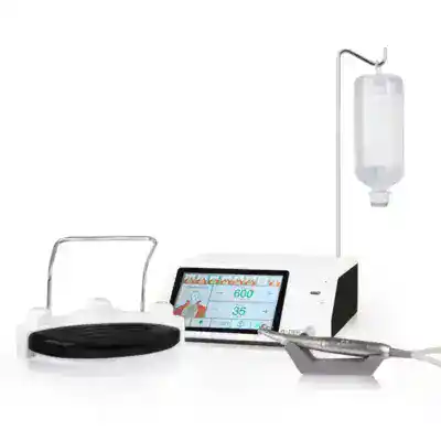 Alta en imagen de equipo odontológico de precisión con pantalla táctil, motores y accesorios para tratamientos dentales personalizados, ideal para clínicas odontológicas modernas.