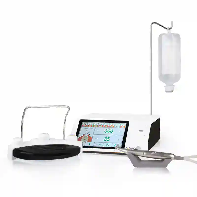 Alta en imagen de equipo odontológico de precisión con pantalla táctil, motores y accesorios para tratamientos dentales personalizados, ideal para clínicas odontológicas modernas.