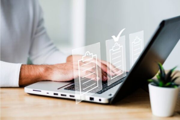 Lista de verificación digital en un portátil para productos odontológicos personalizados.