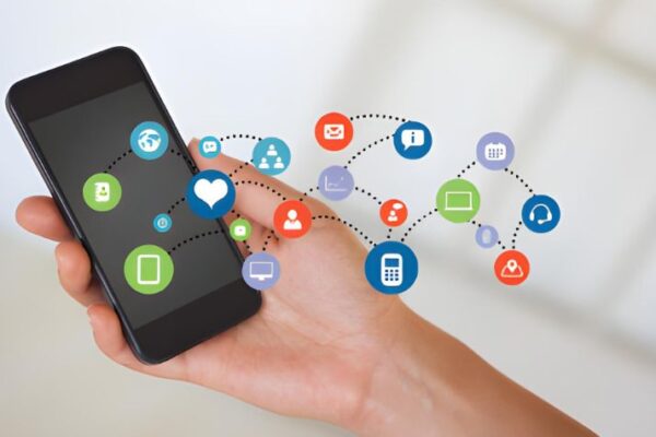 Teléfono móvil con iconos de aplicaciones relacionadas con la salud y tecnología, representando la conectividad y la gestión digital en odontología.