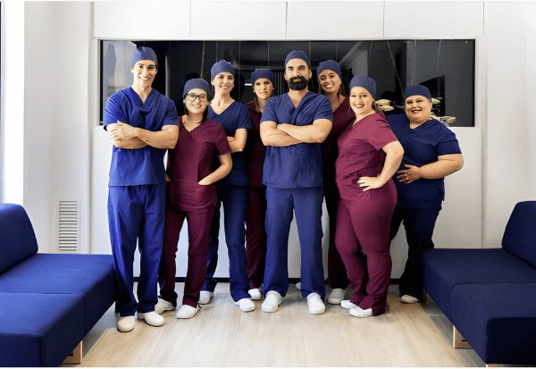 ExaMedic equipo de odontólogos personalizados en clínica dental moderna, profesionales en tecnología y soluciones innovadoras para salud bucal.