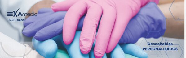 Alt: Muñecos de silicona personalizados para prótesis dentales, con guantes médicos, en proceso de creación de productos odontológicos por EXAmedic.