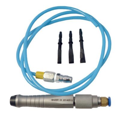 Mango de aspiración odontológica con manguera azul y accesorios de precisión, herramienta esencial en odontología para limpieza y cirugía bucal.