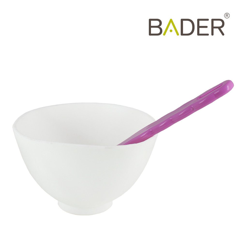 Biberón plástico para clínicas odontológicas, con cucharilla integrada, ideal para la administración de líquidos a pacientes infantiles en productos odontológicos personalizados.