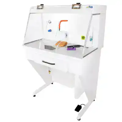 Cámara de seguridad para laboratorio odontológico con protección de vidrio y sistemas de higiene avanzada.
