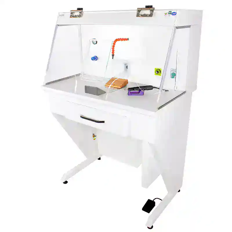 Cámara de seguridad para laboratorio odontológico con protección de vidrio y sistemas de higiene avanzada.