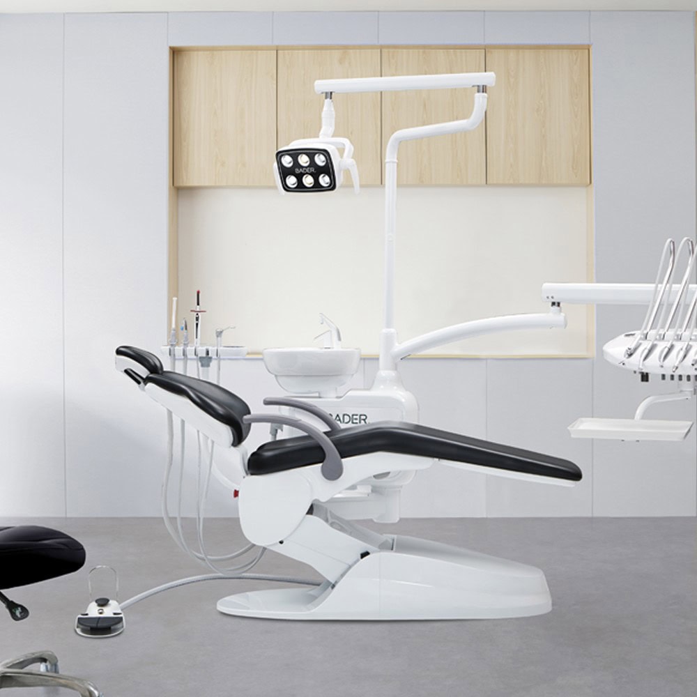 Clínica dental con sillón odontológico moderno y equipamiento para tratamientos personalizados de odontología.