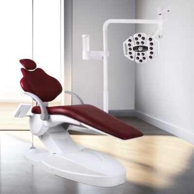 Silla de odontología moderna en clínica dental con luz y equipo de asistencia para tratamientos odontológicos personalizados en ExaMedic.