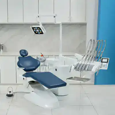 Alt: Silla dental moderna con equipo de odontología en clínica dental, destacando productos odontológicos personalizados de EXAmedic.