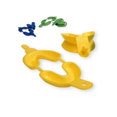 Coronas de impresión dental personalizadas en color amarillo y accesorios de fijación en color azul y verde, ideales para ortodoncia, prótesis dentales y restauraciones personalizadas.