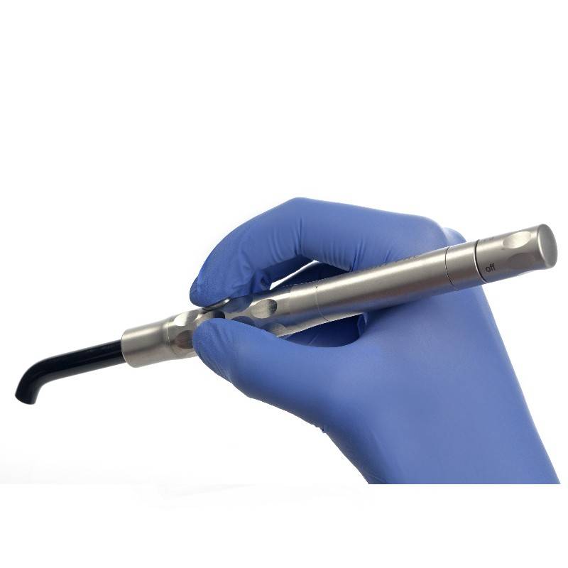 Instrumento odontológico personalizado para tratamiento dental, con mango metálico y punta en silicio flexible. Diseño ergonómico para mayor precisión y comodidad en procedimientos odontológicos.