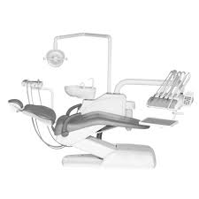 Dentista atendiendo a paciente en clínica con instrumentos odontológicos personalizados.