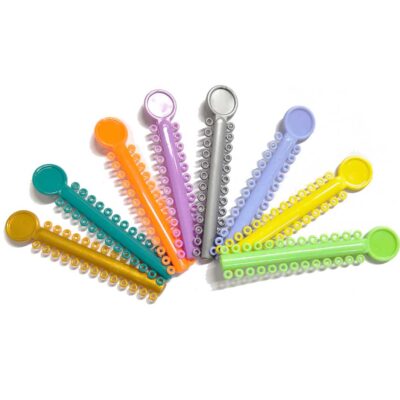 Palanquetas de ortodoncia personalizadas en colores varios para tratamientos dentales y ortodónticos en odontología especializada.