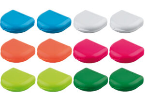 Dispositivo de protección bucal personalizado en múltiples colores para odontología, diseñado para una adaptación precisa y protección durante tratamientos y deportes.