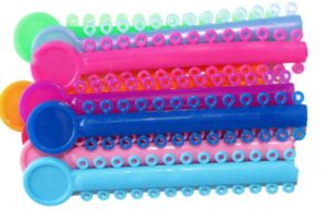 Biberones de silicona para niños con boquillas de colores diversos y mamilas intercambiables, ideales para alimentación infantil y odontología pediátrica.