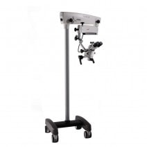 Microscopio odontológico de alta precisión para procedimientos dentales, equipado con sistema de iluminación y movilidad ajustable.