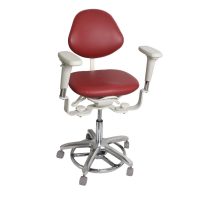 Silla ergonómica para odontología con respaldo y asiento acolchados en color rojo, ajustable y con ruedas para comodidad del profesional dental.