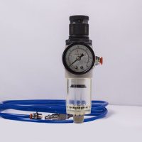 Filtro de aire odontológico con manómetro y tuberías azules, utilizado en equipos dentales para garantizar la calidad del aire comprimido en procedimientos odontológicos.