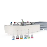 Componentes de odontología personalizada con diferentes colores en la parte superior y puntas intercambiables para procedimientos dentales precisos.