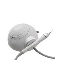 Alt text only: Instrumento odontológico de precisión con control de velocidad y punta intercambiable para tratamientos dentales personalizados.