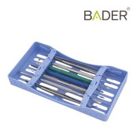 Instrumental odontológico personalizado para procedimientos dentales, con variedad de herramientas en estuche compacto.