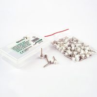 Bujías para implantes dentales con perno de titanio, tamaño estándar en caja de almacenamiento.