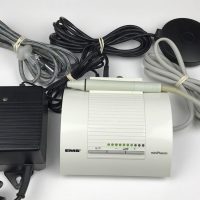 Componentes electrónicos para odontología, incluyendo mini Piezon y cables, utilizados en procedimientos dentales y tratamientos de higiene bucal.