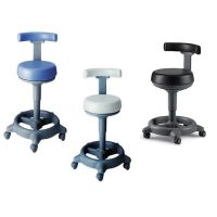 Asiento odontológico ergonómico con estructura ajustable y ruedas, disponible en colores azul, blanco y negro, ideal para clínicas dentales que buscan comodidad y personalización.
