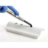 Cánula de exploración odontológica personalizada en diseño blanco para uso profesional en clínicas dentales.