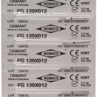 Hojas de etiquetas para productos odontológicos personalizados de EXAmedic con código QR y detalles técnicos.