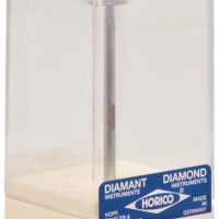 Bote de almacenamiento transparente para productos odontológicos personalizados, con etiqueta de marca Horico y detalles del fabricante.