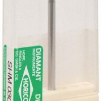 >/alt text only: Perno de diamante para prótesis dentales en caja de almacenamiento transparente para uso odontológico.