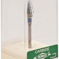 Implante dental de carburo de metal en caja de protección para odontología personalizada.