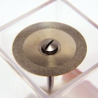 Accesorio odontológico personalizado para restauraciones dentales, fabricado con precisión, ideal para clínicas y laboratorios de odontología.