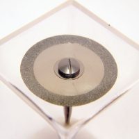 Núcleo de titanio para prótesis dentales personalizadas en caja transparente.