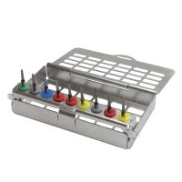 Archivo de imagen de productos odontológicos personalizados EXAmedic, con tornillos y pines de diferentes colores para fijación y restauración dental.