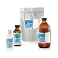 Alcohol antiséptico para uso odontológico, en botellas pequeñas y grandes con etiquetas específicas.