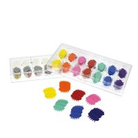 Múltiples bloques de colores para prótesis dentales personalizadas, en una caja de almacenamiento transparente, ideal para odontólogos y técnicos en salud bucal.