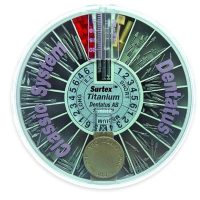 Accesible a la imagen de un carrito de instrumentos dentales de la marca Surtex Titanio Dentatus AB, con diversos instrumentos de odontología organizados en compartimentos rotatorios.