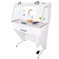 Cámara de seguridad para laboratorio odontológico con protección de vidrio y sistemas de higiene avanzada.