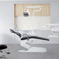 Clínica dental con sillón odontológico moderno y equipamiento para tratamientos personalizados de odontología.