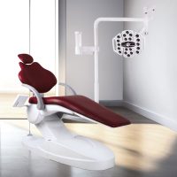 Silla de odontología moderna en clínica dental con luz y equipo de asistencia para tratamientos odontológicos personalizados en ExaMedic.