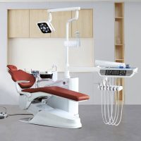 Sonrisa de clínica dental con equipo odontológico personalizado y moderno para tratamientos de higiene dental y estética bucal. Equipamiento especializado en odontología profesional.