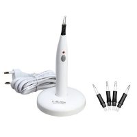 Curet dental inalámbrico con cargador base y puntas de precisión, ideal para odontología personalizada y limpieza profesional. Diseñado para facilitar procedimientos dentales con precisión y comodidad.